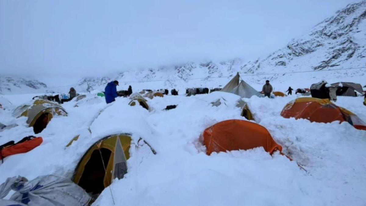 千人遇暴雪困聖母峰!親歷者曝「全身結冰」:很恐怖