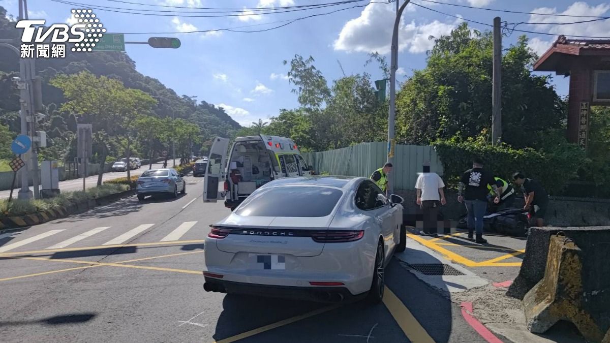 中秋連假悲劇!保時捷右轉猛撞雙載機車 乘客噴飛撞燈桿慘死