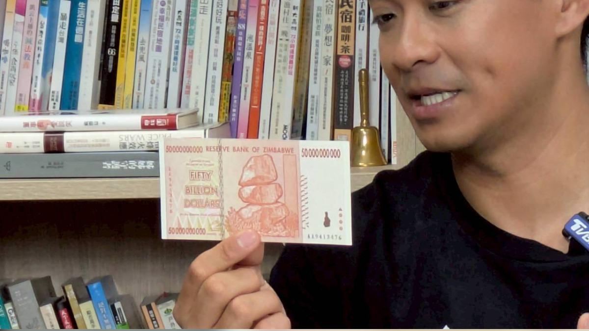 融融展示他蒐羅各地的錢幣。(圖/TVBS)