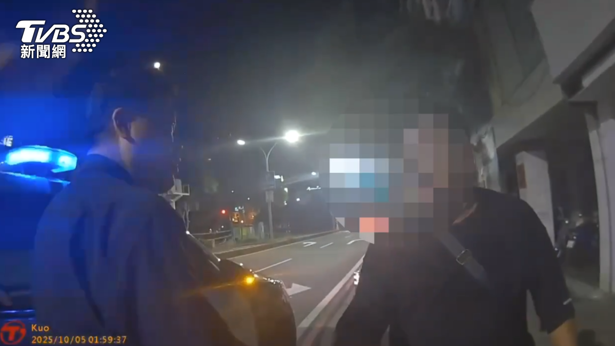 警方獲報到現場詢問林姓男子為何動粗,他向警方解釋:「要什麼原因,我就不爽啊。」(圖/TVBS)