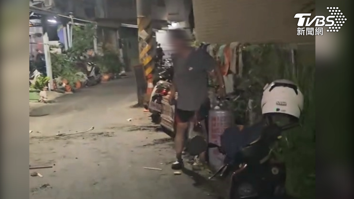 黃姓男子在住家門前情緒激動,晚間竟多次開瓦斯,揚言要炸毀整條街道。(圖/TVBS)