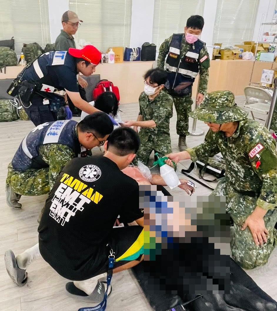 鏟子超人高溫中暑,國軍醫護緊急降溫。(圖/翻攝自國軍花蓮總醫院臉書)