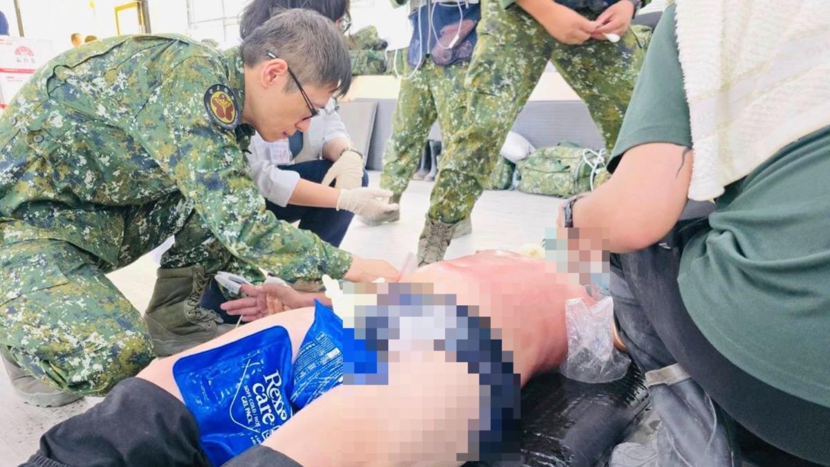 鏟子超人熱衰竭倒地!高溫鏟土全身燒紅險命喪災區 醫護緊急降溫