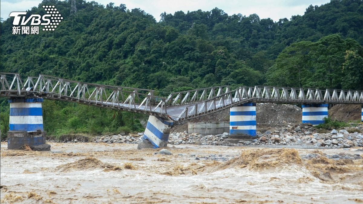 印度大吉嶺地區暴雨過後,巴拉松河上的杜迪亞鐵橋倒塌。(圖/達志影像路透社)