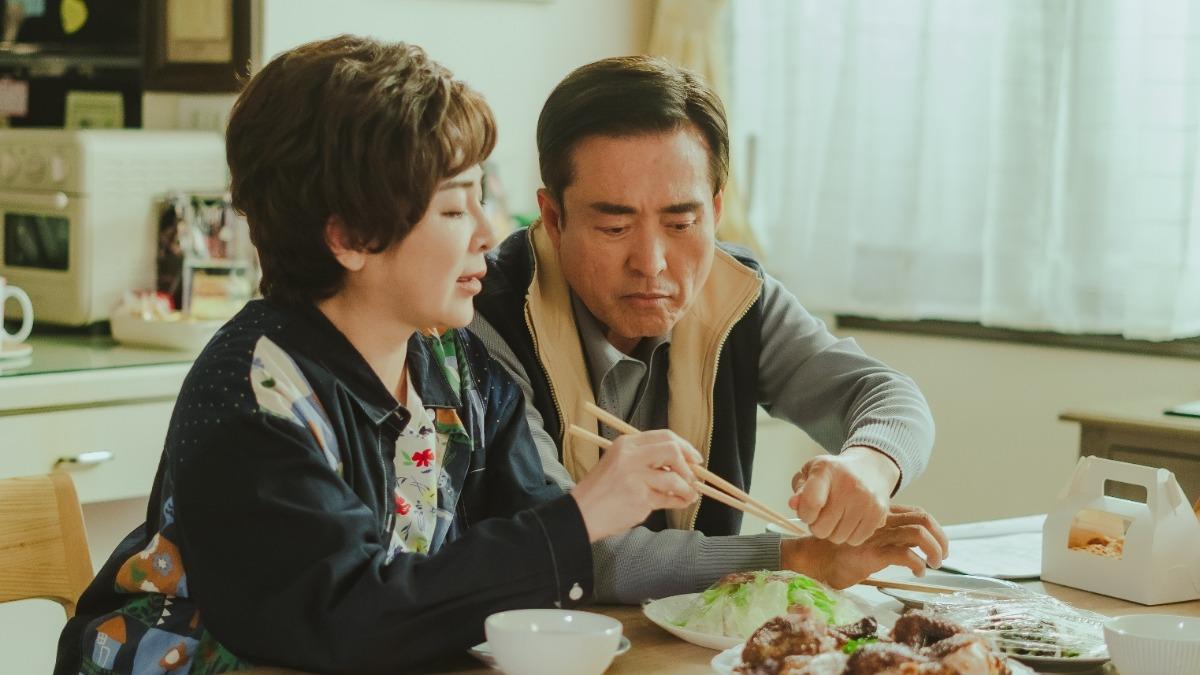 檢場(右)、王彩樺拍戲時常神來一筆。(圖/中視提供)