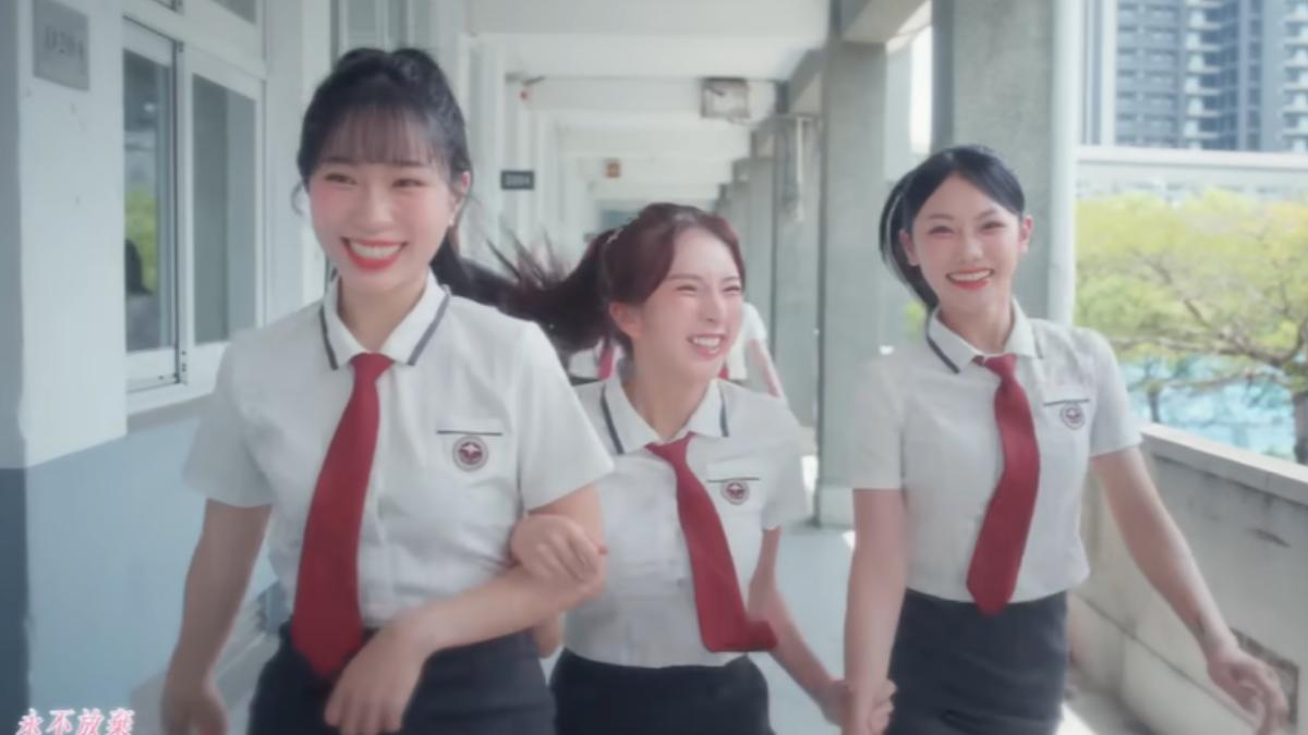 Dora風波後參與年度單曲MV拍攝。(圖/翻攝自Rakuten Girls YT頻道)
