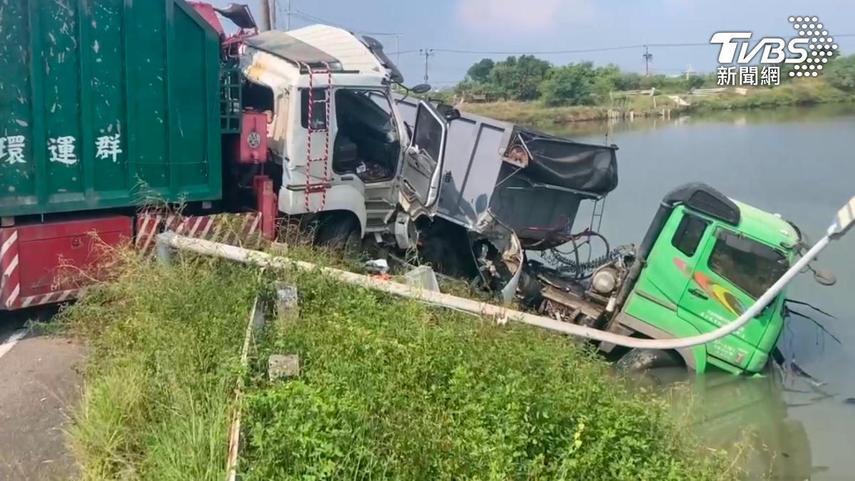 快訊/閃車卻斷魂!台南2大貨車撞翻墜魚塭 72歲翁送醫不治