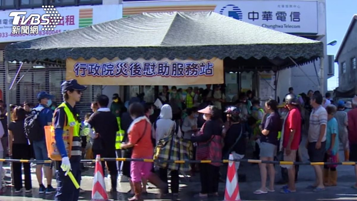 「一站式服務平台」開跑首日,一早就有許多民眾排隊申請。(圖/TVBS)