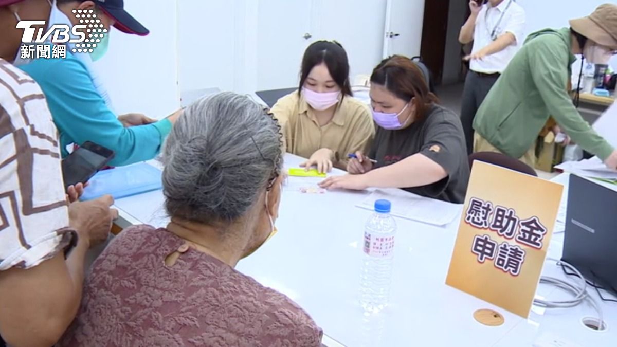 許多長者也來「一站式服務平台」申請補助金。(圖/TVBS)
