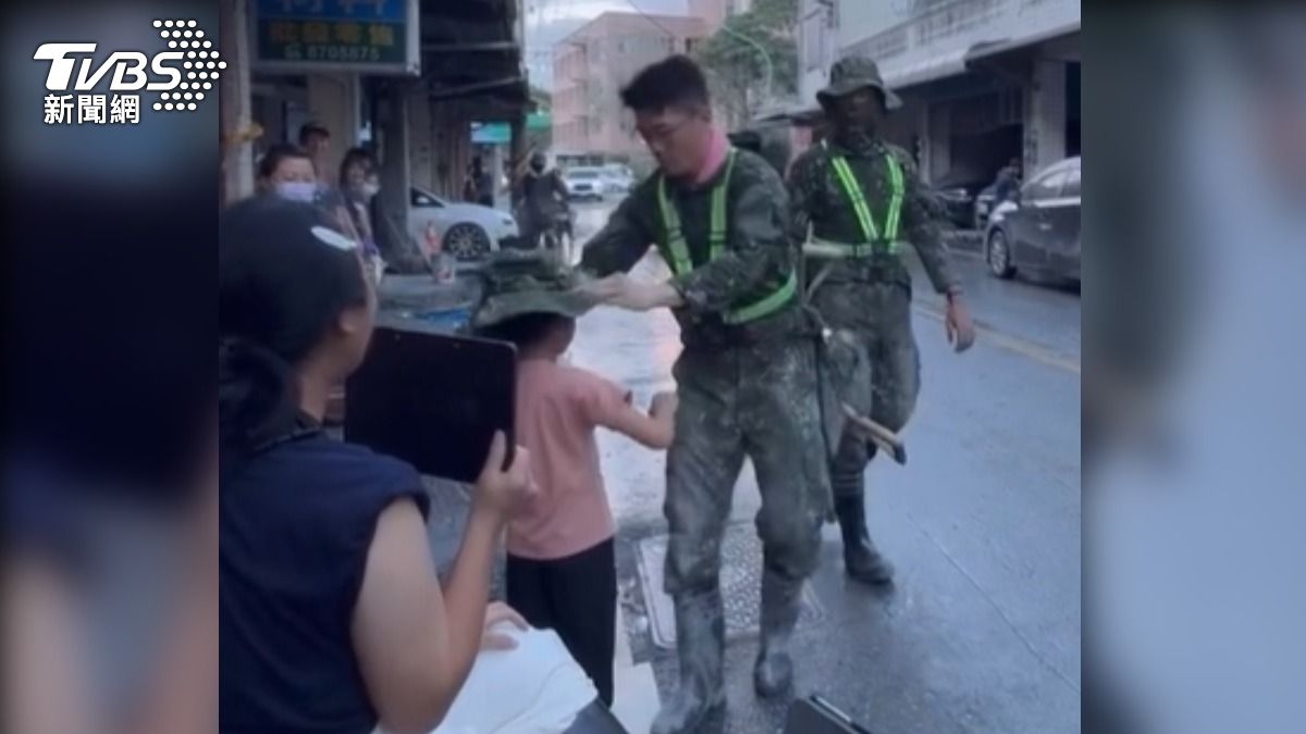 超有愛!天菜軍人贈叢林帽 小女孩暖心擊掌、比愛心道謝