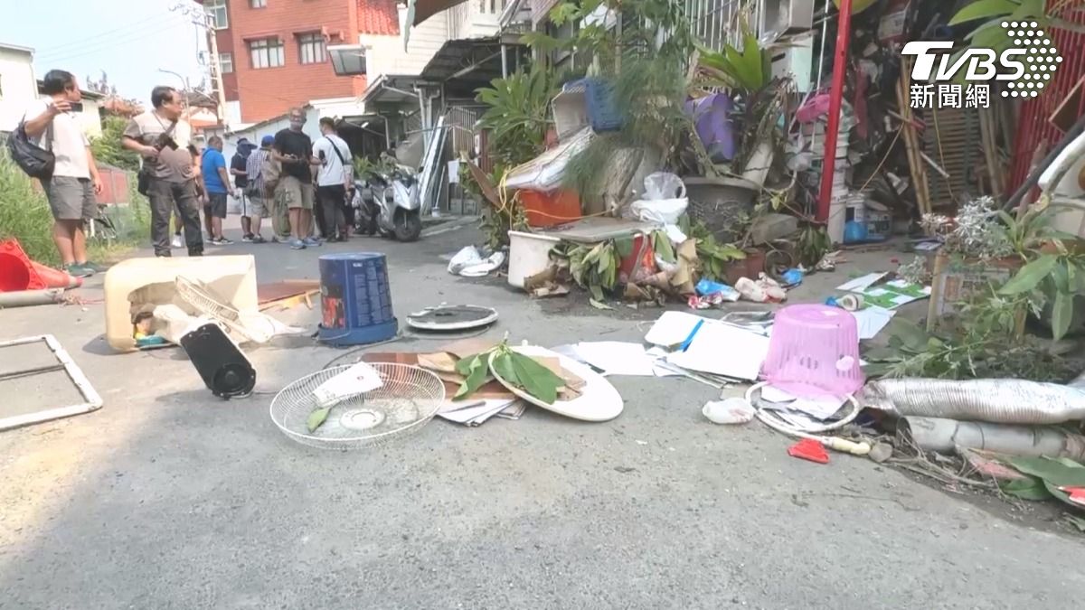 雖然經檢舉後曾經清理乾淨，但很快又將雜物堆回原處，導致整條路變得狹窄。（圖／TVBS）