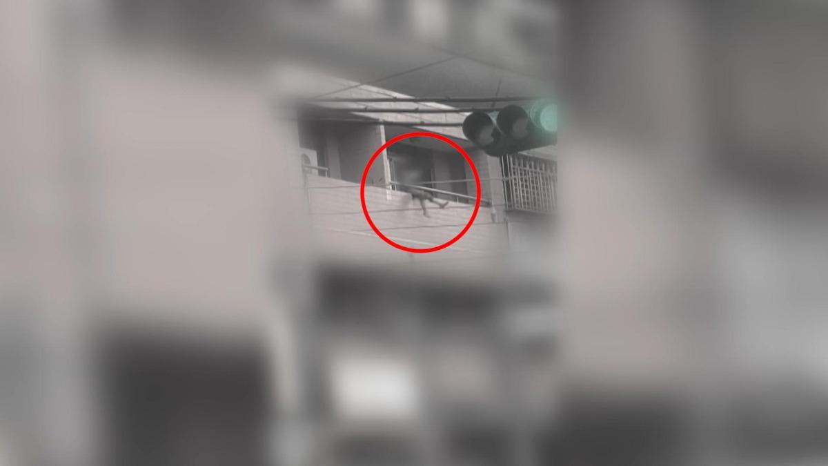 陽台圍牆成兒童餐桌!南投男童懸空晃腿吃便當。(圖/翻攝網路)