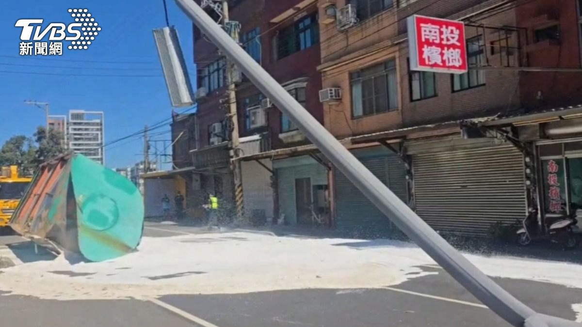 新竹西濱下雪了？貨車猛撞電桿翻覆　「保麗龍顆粒」漫天