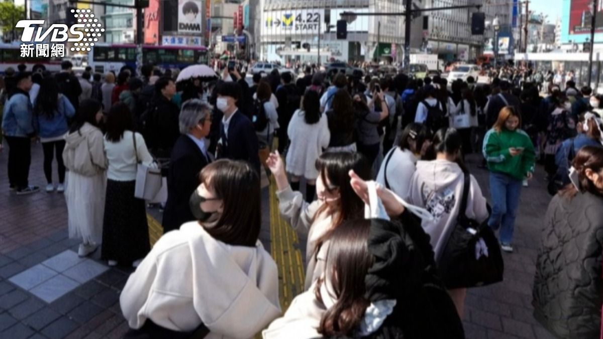 日本東急田園都市線列車相撞,澀谷站前擠滿排隊搭公車人龍。(圖/達志影像美聯社)