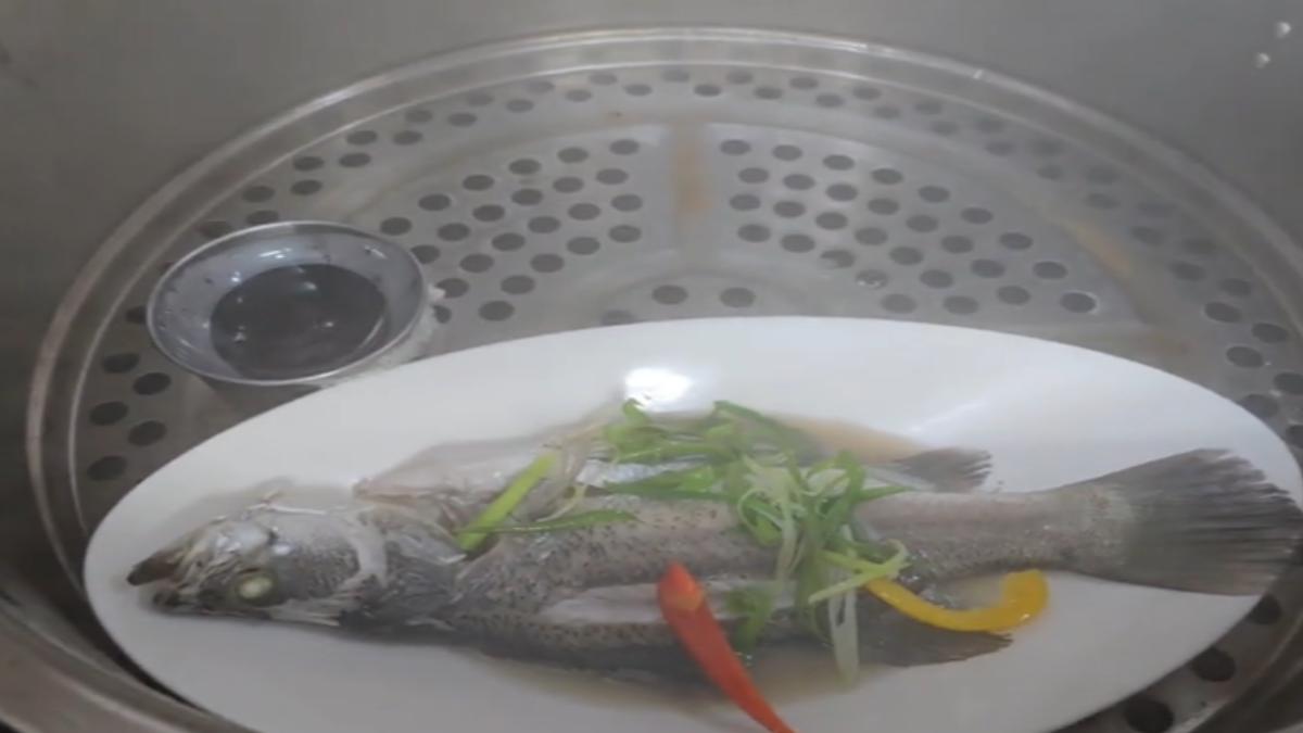 有賣場除了鐵板現煎料理,還有業者推出其他不同的料理方式。(圖/TVBS)