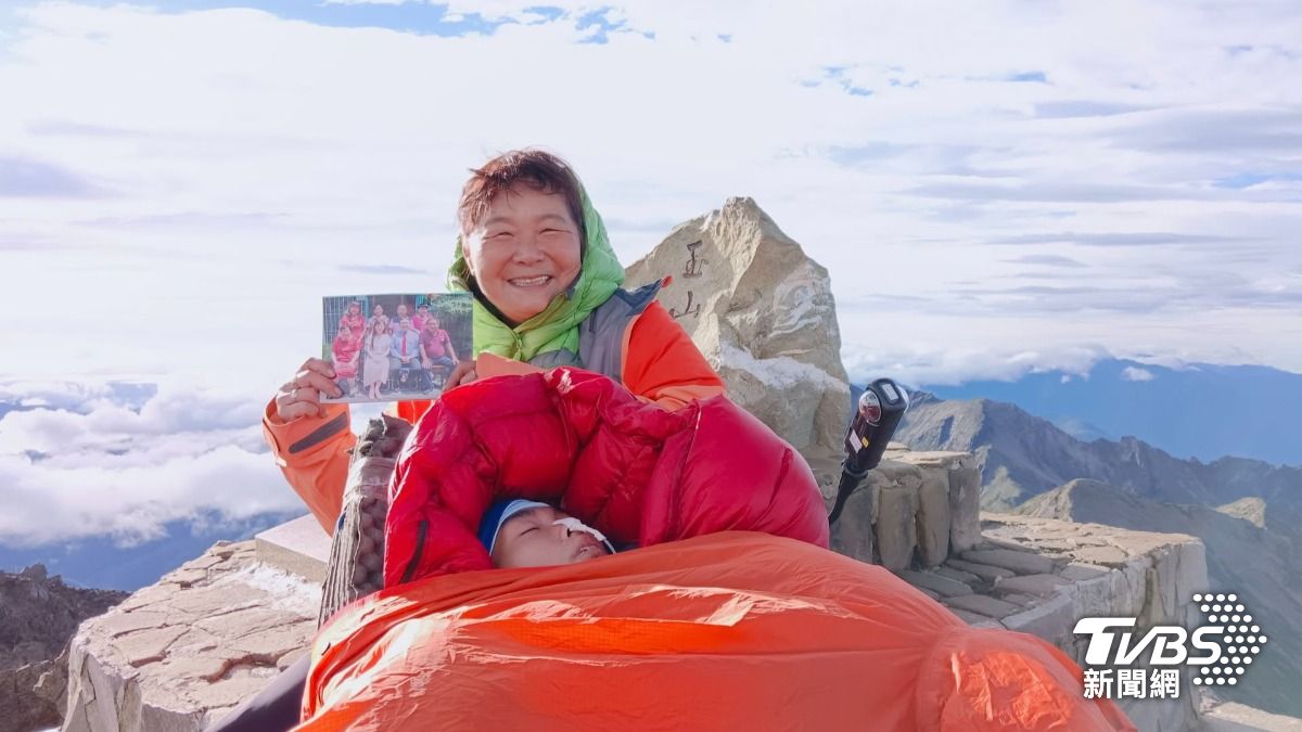 征戰馬拉松並登頂玉山。(圖/翻攝自「小比的跑旅雜記」臉書)