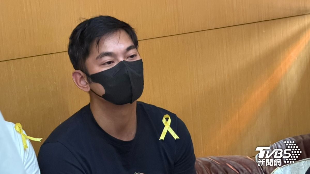 八點檔男星亮哲低調南下出席追思會。(圖/TVBS)
