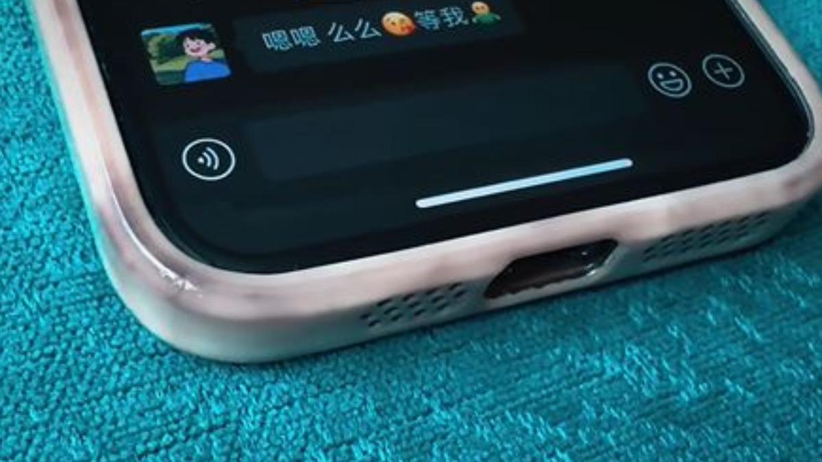 MV停留最後一句停留在于朦朧的留言:「嗯嗯,麼麼,等我。」(圖/翻攝自居來提YouTube)