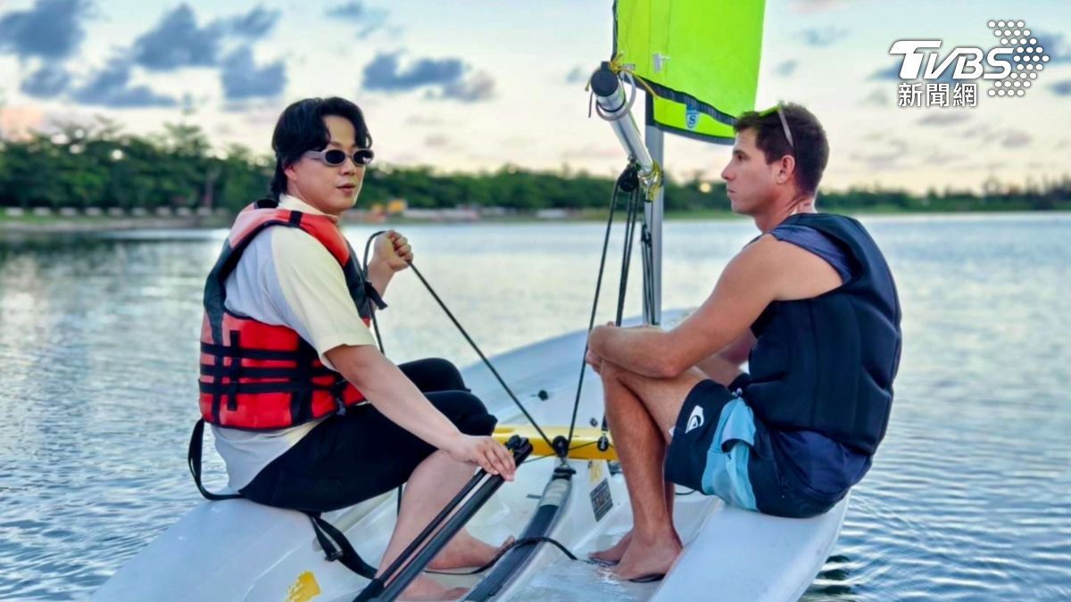 歌王蕭煌奇開船去！　首登台東無障礙帆船　嗨喊「掌舵超棒」