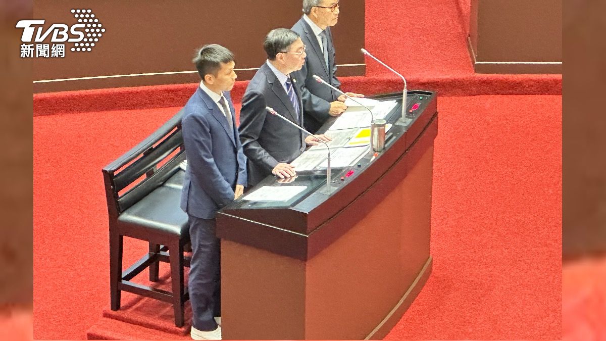 運動部長李洋（左一）今天首次站上立法院備詢台，但服裝搭配是西裝配球鞋。（圖／潘袁詩羽攝）