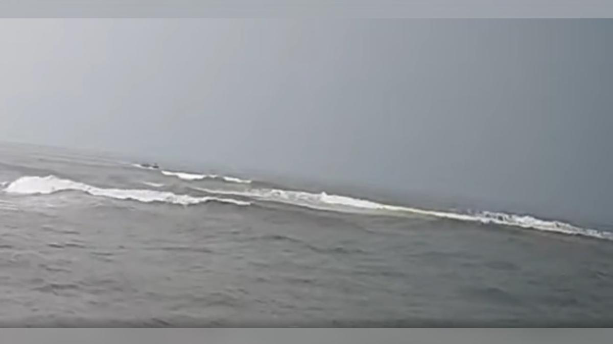 嘉義布袋港外海一艘膠筏疑似因為航道淤沙多、水深不足，在大浪中翻覆，三名船員落海，僅兩人獲救，還有一人失蹤。（圖／TVBS）