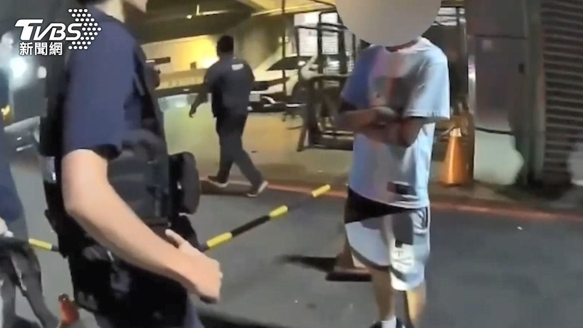 球場外，鬧場男與工作人員爆發衝突，警方到場將他帶走保護管束。（圖／TVBS）