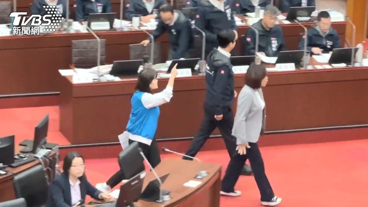 高市議員陳美雅指責議長康裕成,未善盡職責,不配當議長。(圖/TVBS)