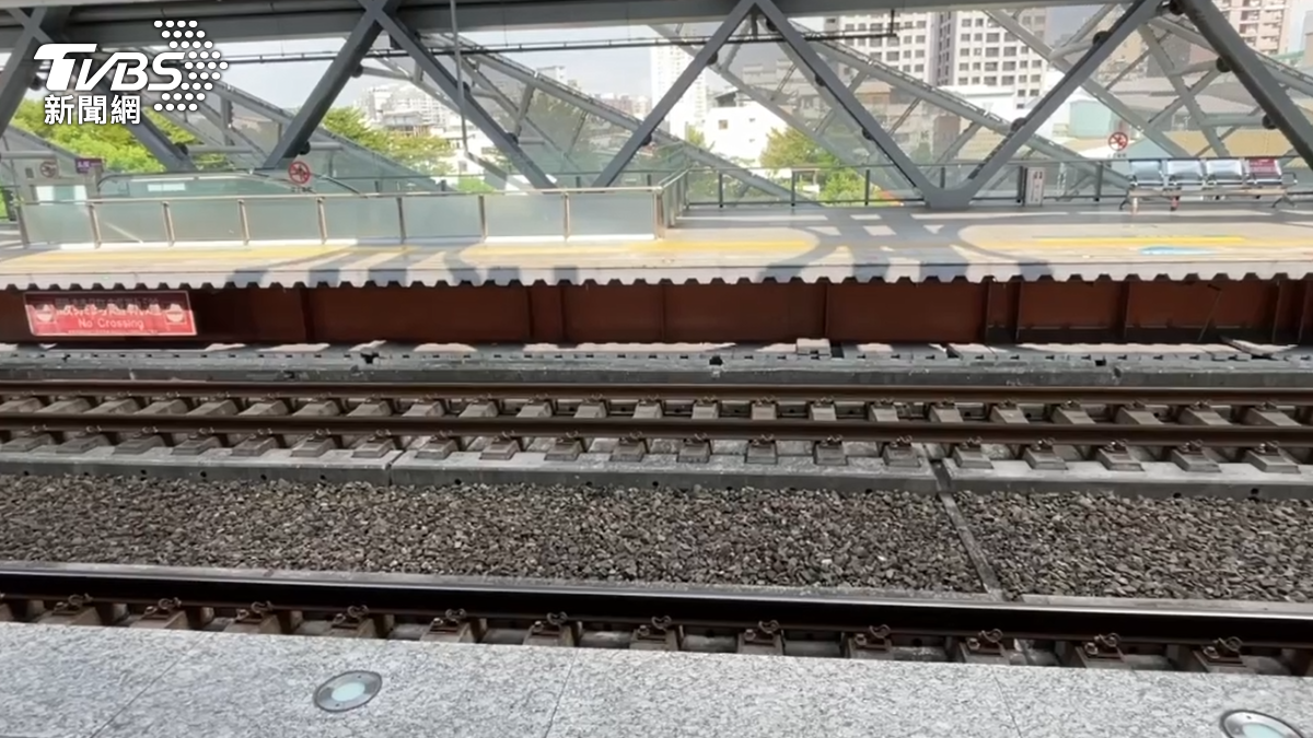 台中街友無票硬闖還動手 怒推站務員害他落軌摔斷右腿