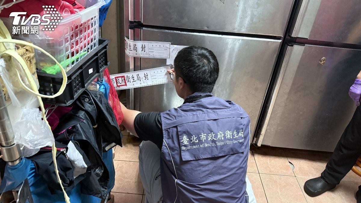 台北市衛生局前往寧夏夜市林記麻辣臭豆腐，封存黑心豬腸。（圖／台北市衛生局提供）