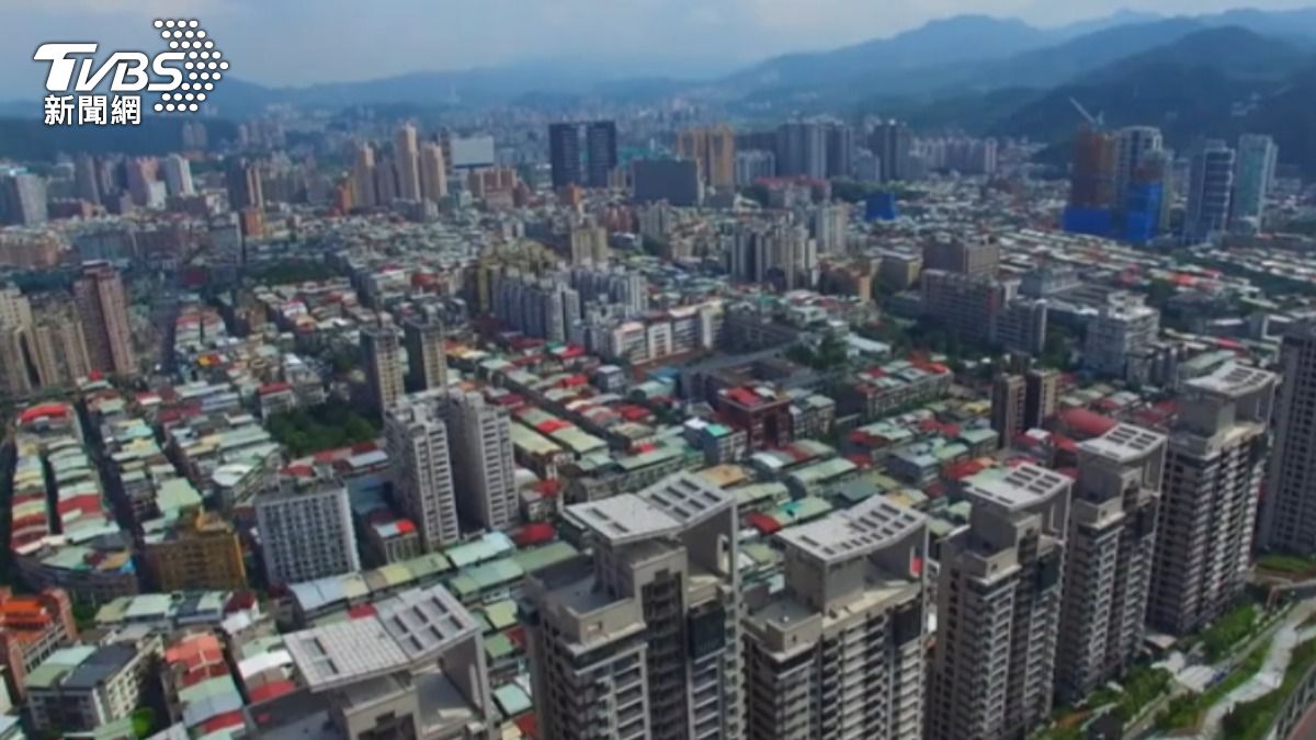 全國住宅買賣移轉的平均面積逐漸縮小，16年來減少了10坪。（圖／TVBS）