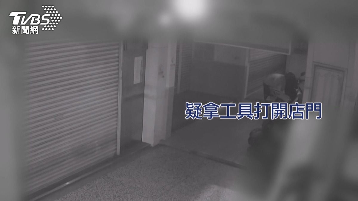 監視器畫面記錄了整個犯案過程,竊賊疑似取出工具試圖打開店門。(圖/翻攝社會事新聞影音)