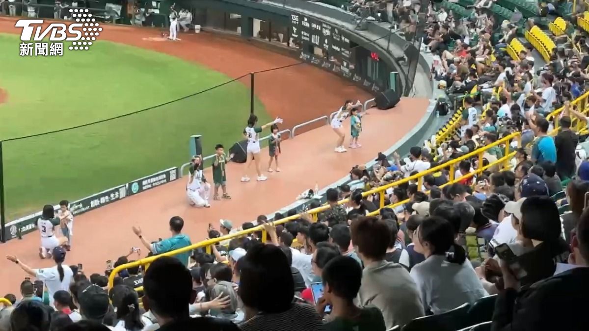 靠近啦啦隊女孩的「髮香區」,通常一票難求。(圖/TVBS)