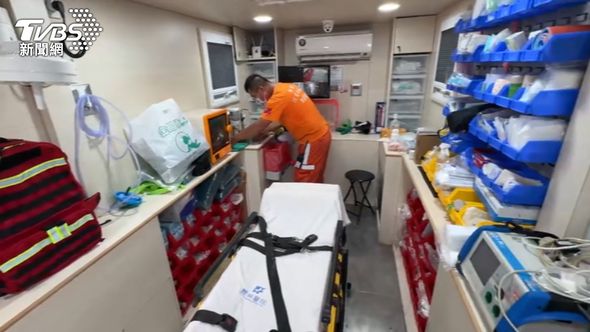 行動救護車內裝備齊全,配備「無影燈」能隨時進行醫療救援。(圖/TVBS)