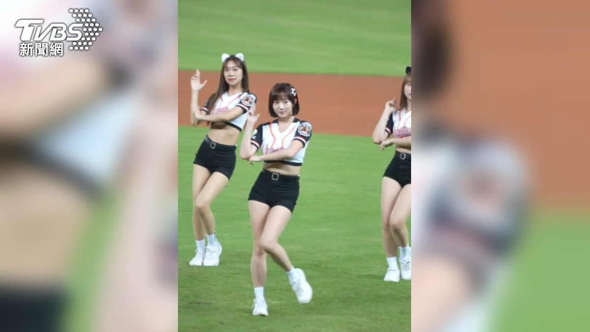 啦啦隊女孩人氣超高,不少球迷慕名而來,想搶「髮香區」。(圖/民眾提供)