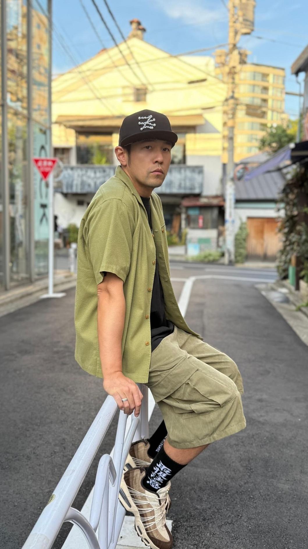 周杰倫前往日本代官山旅遊,坐在欄杆上拍照。(圖/翻攝自周杰倫IG)