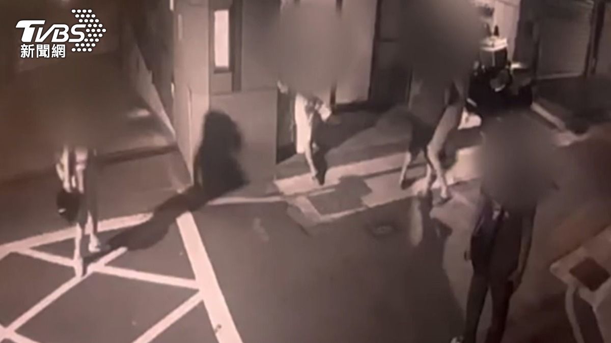 多人在住宅區街頭鬥毆。（圖／TVBS）
