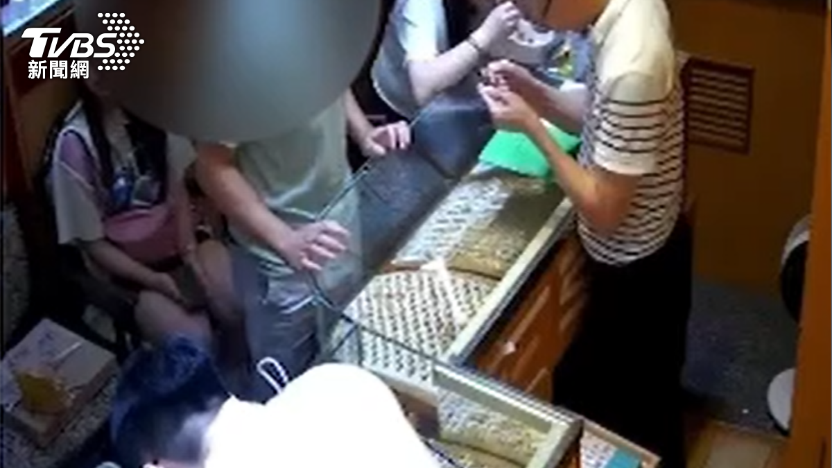 男子偷妻子黃金,拿到銀樓變賣。(圖/TVBS)