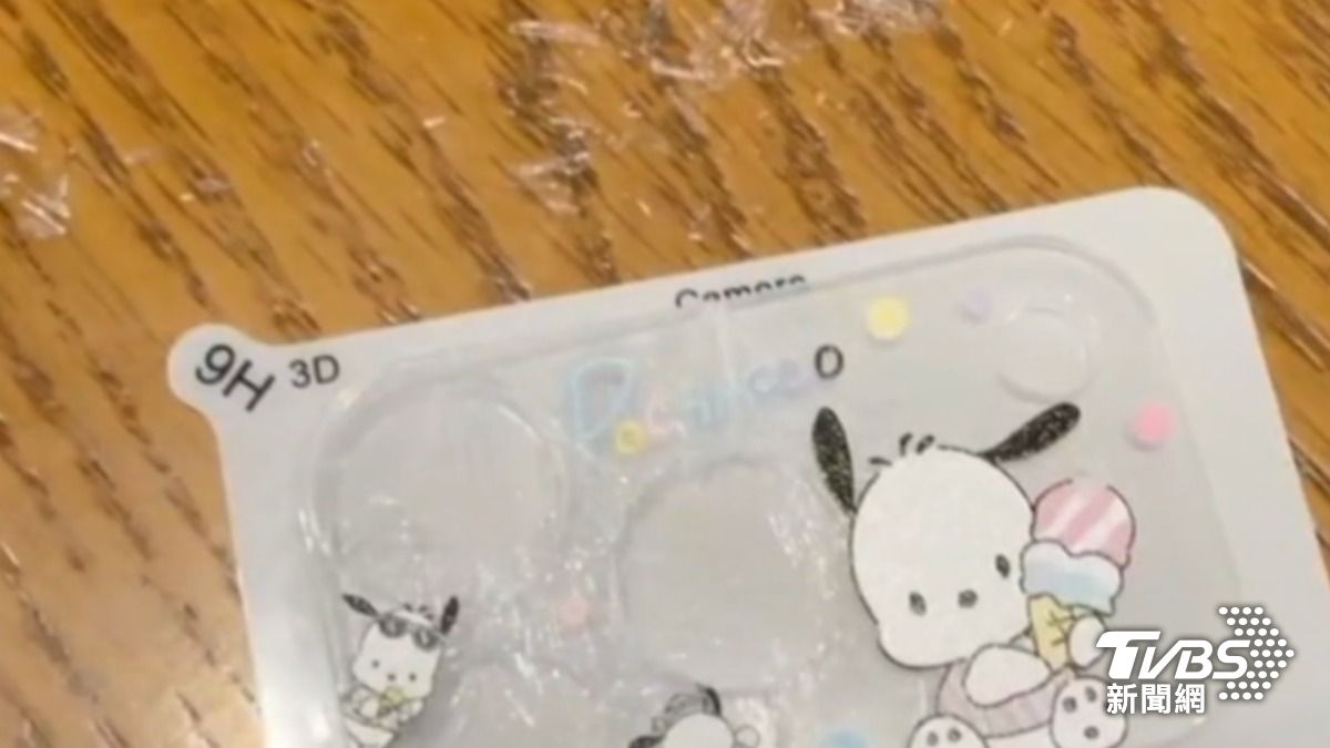 用手一撕玻璃材質鏡頭保護貼,就可能會碎裂。(圖/TVBS)