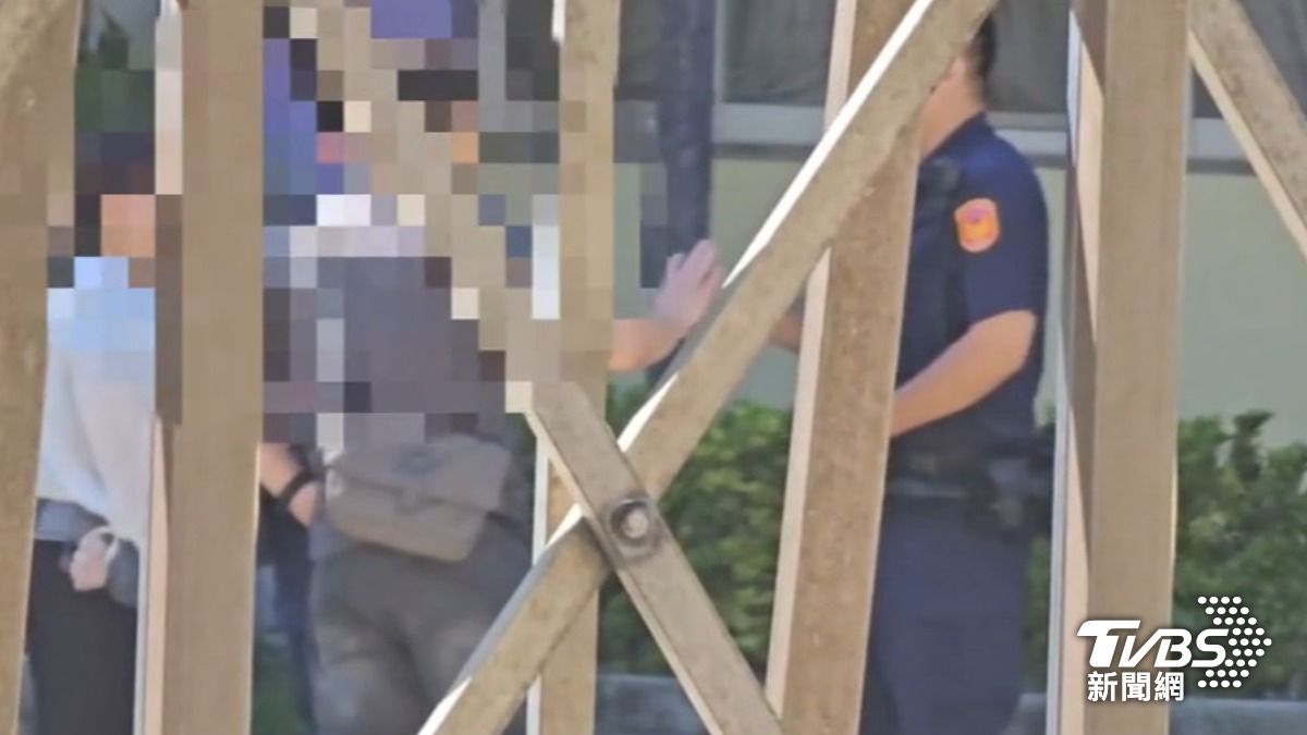 家長控師拳打小六男童，警赴校園調閱監視器。（圖／TVBS）