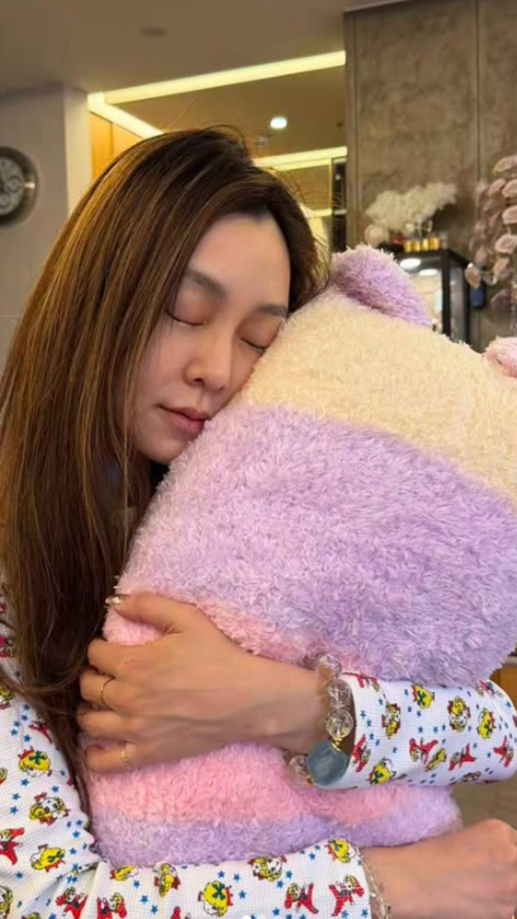 范瑋琪抱著徐媽做的抱枕。(圖/翻攝自范瑋琪IG)
