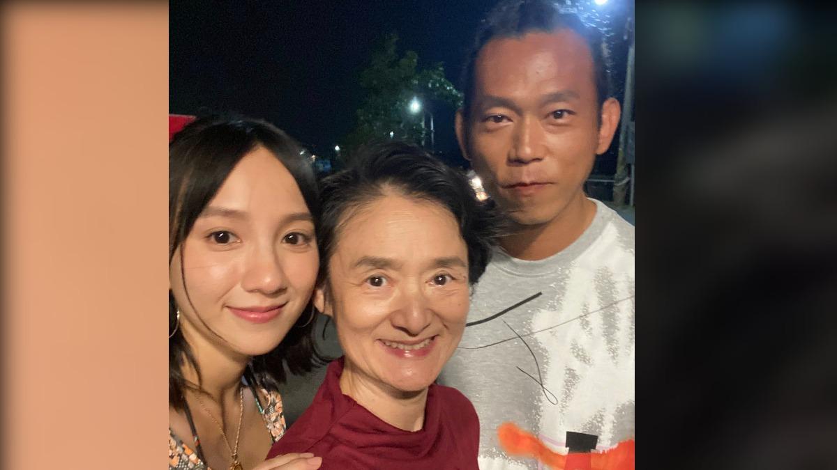 譚艾珍(中)過去和顏正國(右)合作,很不捨他離世。(圖/翻攝自臉書)