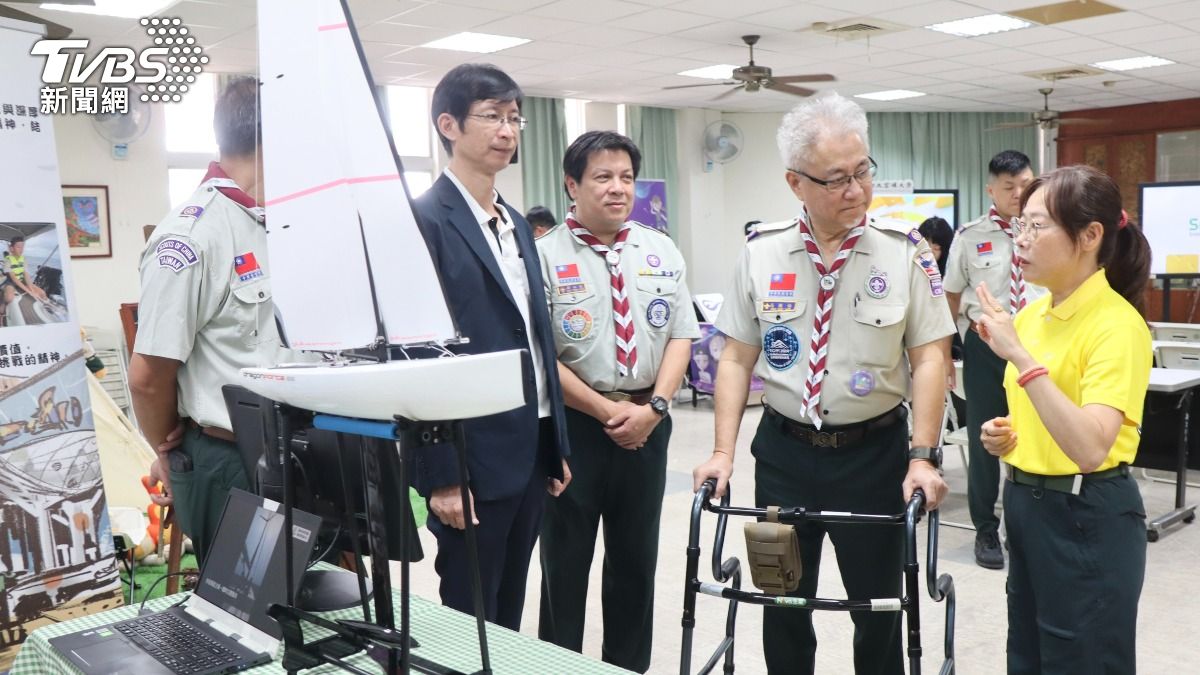 展示最新的童軍結合VR科技。（圖／TVBS）