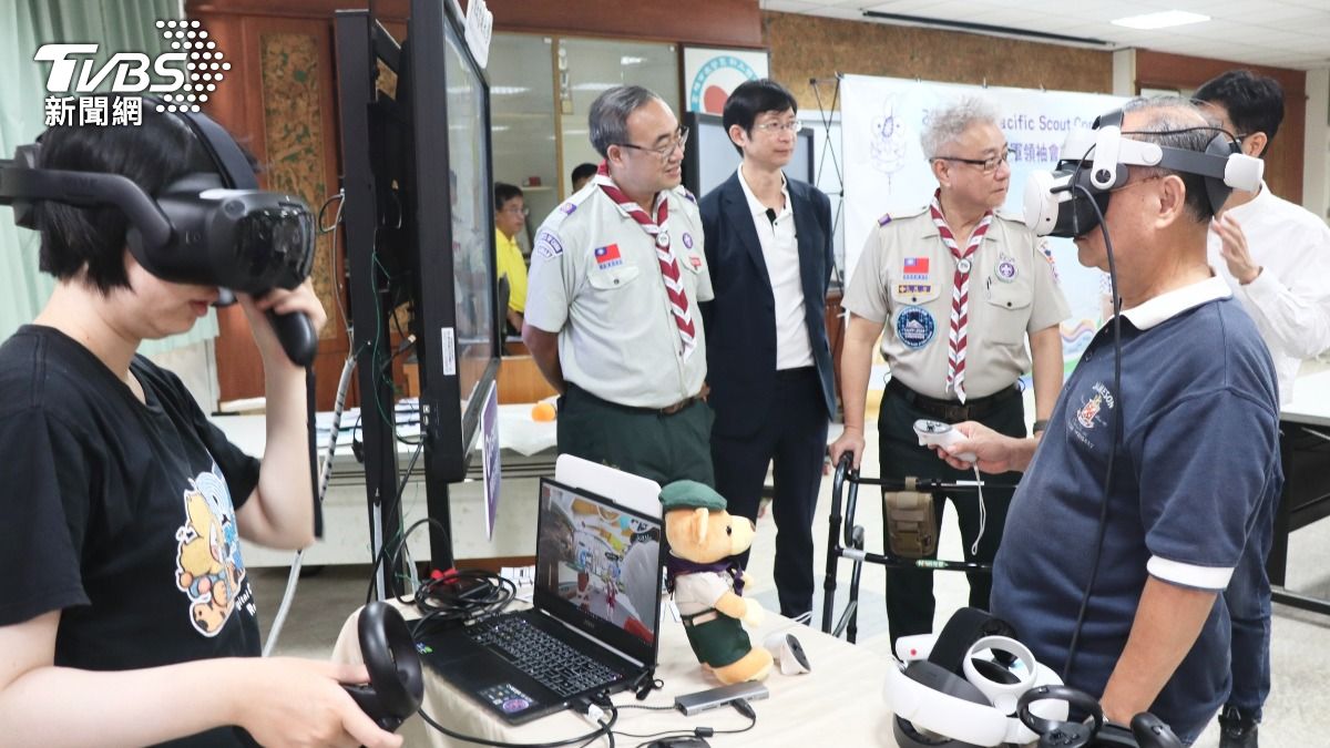展示最新的童軍結合VR科技。（圖／TVBS）