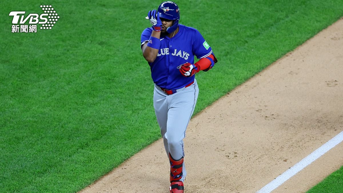 藍鳥小葛雷諾（Vladimir Guerrero Jr.）首局就揮出兩分砲，連三場開轟。（圖／達志影像美聯社）