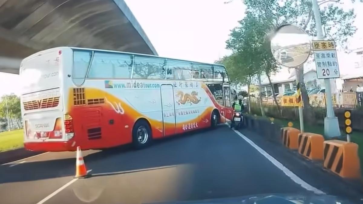 驚險一瞬間!壯圍遊覽車違規迴轉 女警差點被撞飛