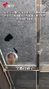 有住戶高樓拋物,砸碎鋼化玻璃遮雨棚。(圖/翻攝自微博)