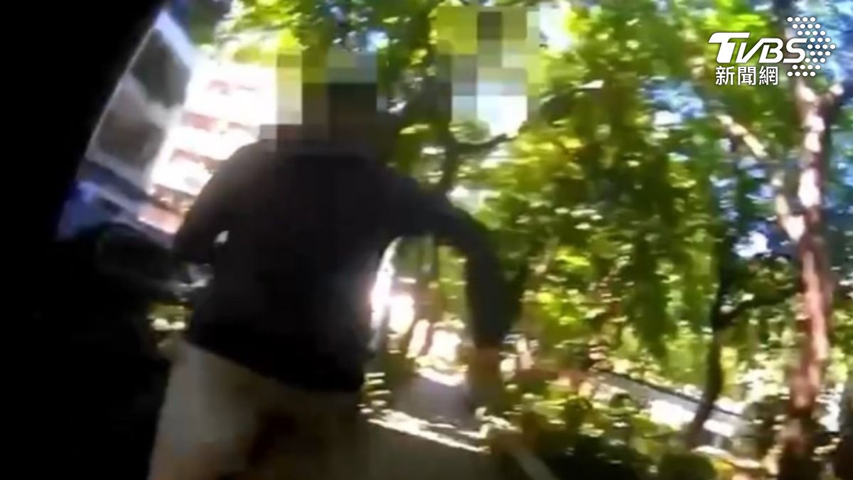 警方圍捕曹男。(圖/TVBS資料畫面)