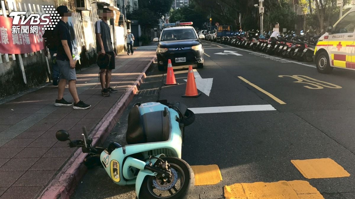 有片/志工媽媽頭暈摔進車道「險遭輾爆頭」 驚悚畫面曝