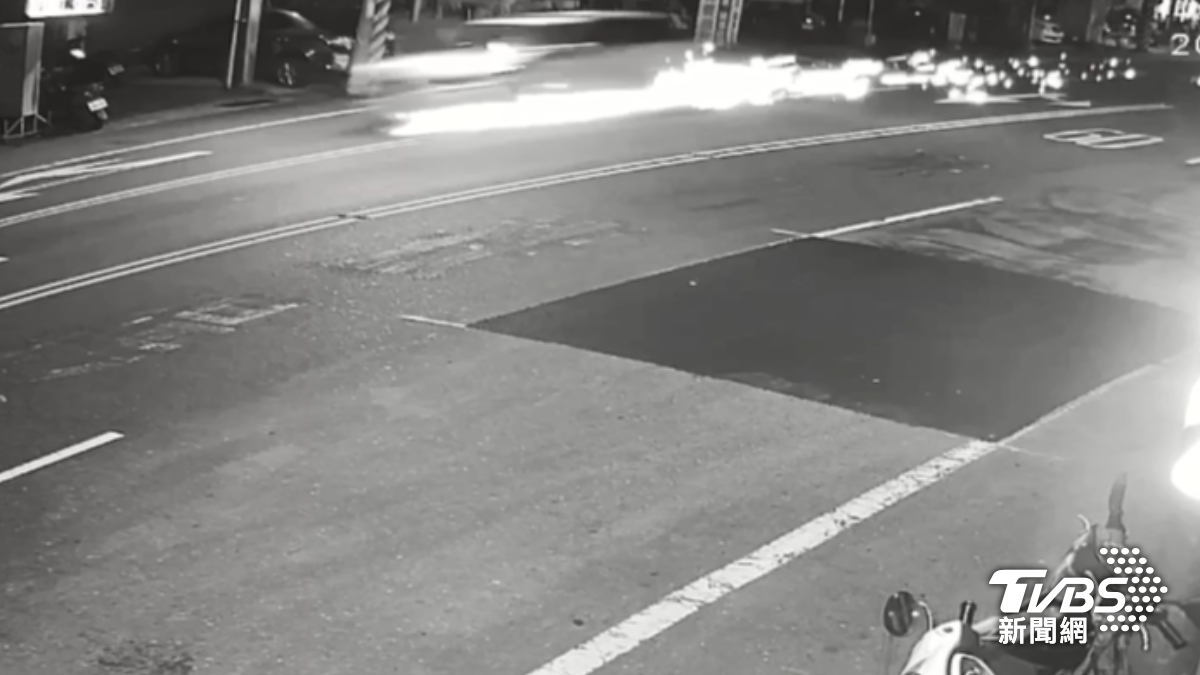 白色高速經過，但車底盤不斷冒出火花，剛好在附近吃宵夜的男大生發現上前關心，意外發現是酒駕移工（圖／學生提供）