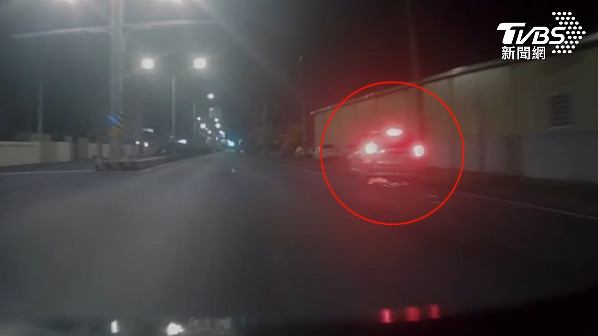 轎車車底冒火花，大學生擔心壓到人上前關心，結果駕駛全身酒味還棄車跑了，大學生趕忙報警（圖／學生提供）